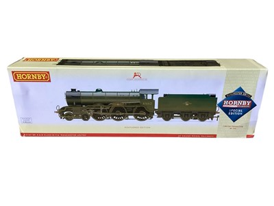 Lot 1784 - Hornby OO Gauge Special Edition of 750BR green (weathered) 4-6-0 Class B17/6 Manchester United tender locomotive 616622, boxed R3163, BR lined green 4-6-0 Class B17/6 Grimsby Town tender locomot...