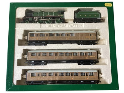 Lot 1786 - Hornby OO Gauge Presentation Train Pack including LNER lined green 4-6-0 Manchester United tender locomotive 2862 and three teak coaches, boxed R 2017 (1)