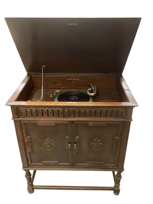 Lot 2322 - 1920's / 30's Columbia No. 155A Gramophone record player in free standing oak case, 84cm in length x 58cm deep x 93cm in height.
