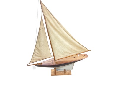Lot 2577 - Model pond yacht on stand, 70cm total length