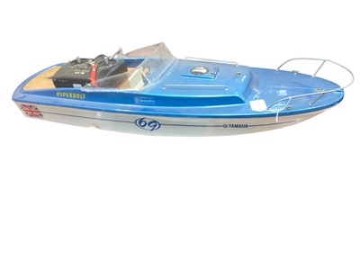 Lot 2586 - Radio controlled speedboat with controller, total length 95cm