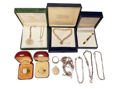 Lot 299 - Group of 9ct gold jewellery to include rings, a gate bracelet, tie clip, pendants and chains