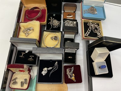 Lot 300 - Group of silver and white metal jewellery