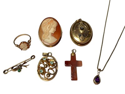 Lot 312 - Group of antique and later jewellery to include gilt metal oval glazed locket/brooch, agate cross pendant, amethyst pendant on 9ct gold chain, 9ct gold mounted carved shell cameo brooch and ring...