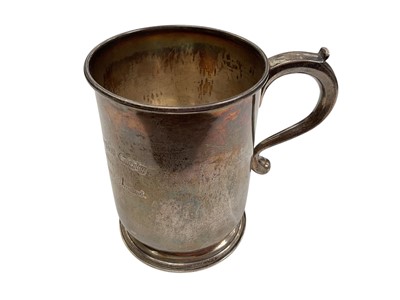 Lot 1052 - Silver tankard inscribed from Admiral Rosslyn Erskine Wemyss (London 1916), 12cm high