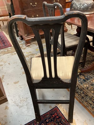 Lot 1265 - Set of six Georgian black Chinoiserie dining chairs with pierced shaped splats, drop-in seats, on square legs joined by stretchers