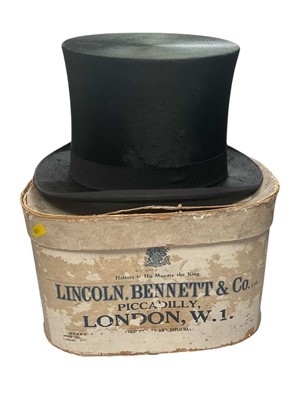 Lot 2102 - Early 20th century Lincoln Bennett & Co black top hat in original box.