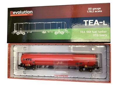 Lot 1810 - Revolution Trains OO Gauge TEA Tanker VTG Red, FNA-D Nuclear Flask Carrier & TEA Tanker VTG Green Ex Freightliner (Deluxe weathered by TMC), all boxed (3)
