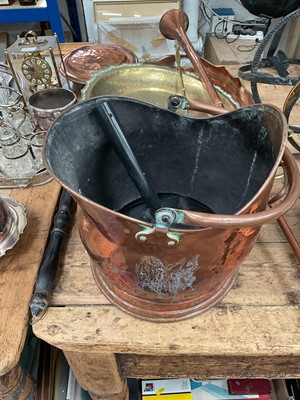 Lot 30 - Group of brass and copper ware, including a scuttle, horn, etc