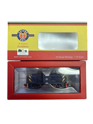 Lot 1818 - Oxford Rail OO Gauge Janus 0-6-0 Diesel Shunter Port of London 201, boxed GV2015 & Warwell Wagons with Sherman Tank OR76WW006, Steam Road Engine OR76WW009 and two others OR76WW011 & OR76...
