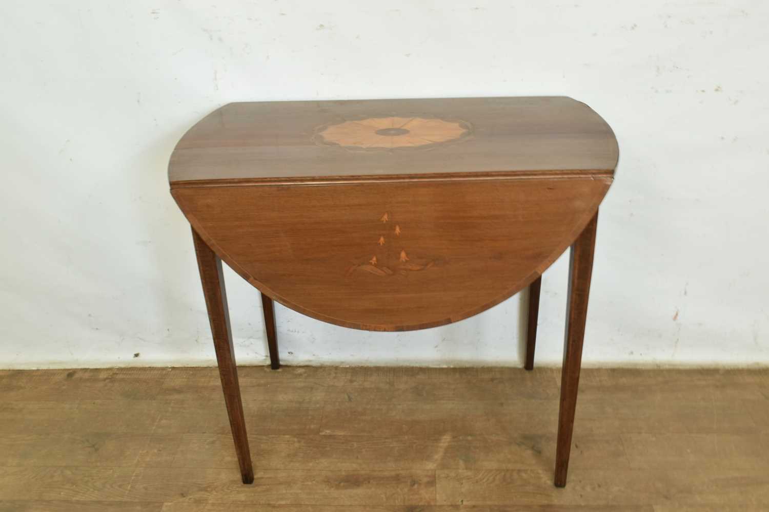 Lot 1292 - George III oval mahogany pembroke table