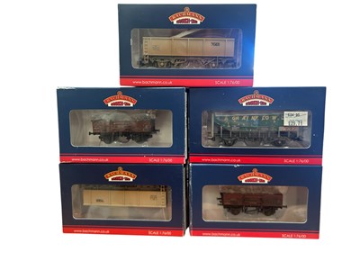 Lot 1879 - Bachmann OO Gauge POA Mineral Wagon Yeoman (weathered), boxed 37-550B (x5), 35 Ton PAA Ex-Bulk Grain Wagon Grainflow (weathered), boxed 33-132 (x4) BR Bauxite Highbar 13 Ton Open Wagon, boxed 38...