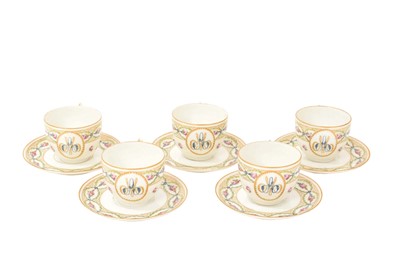 Lot 103 - Paris porcelain cups and saucers