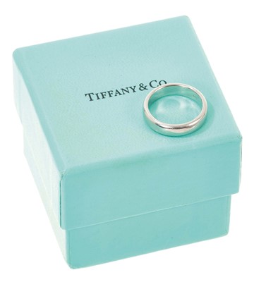 Lot 460 - Tiffany & Co. Platinum wedding ring in original box