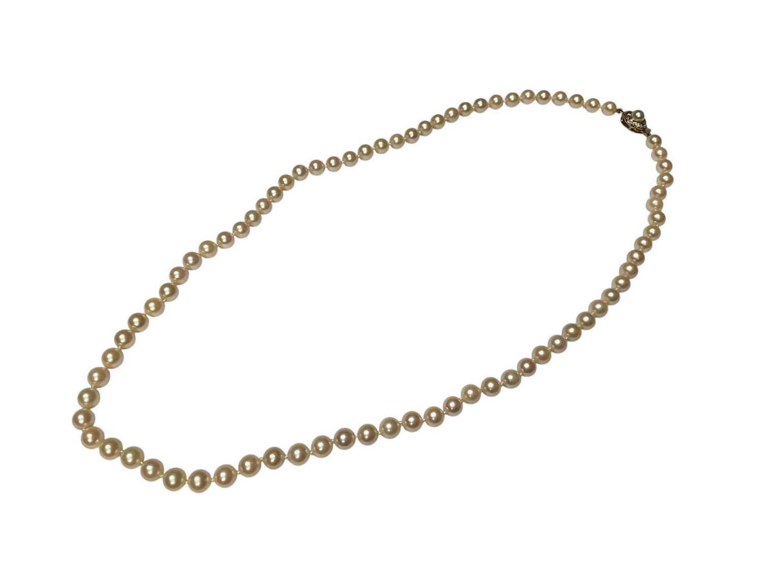 Lot 33 - Cultured pearl necklace with 18ct gold clasp