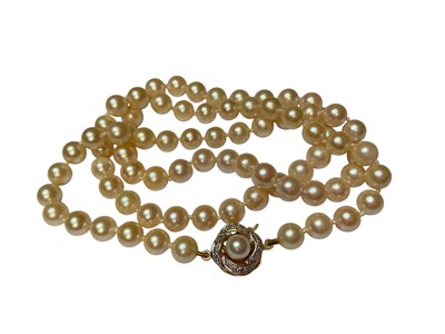 Lot 33 - Cultured pearl necklace with 18ct gold clasp