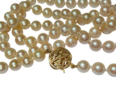 Lot 33 - Cultured pearl necklace with 18ct gold clasp