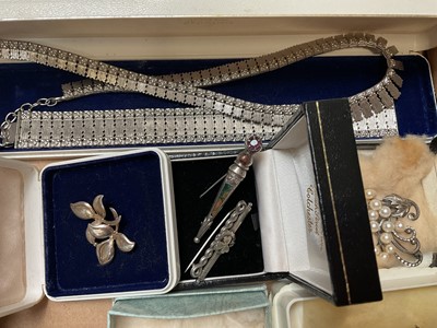 Lot 35 - Group of vintage costume and silver jewellery