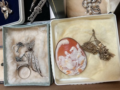 Lot 35 - Group of vintage costume and silver jewellery