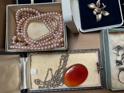Lot 35 - Group of vintage costume and silver jewellery