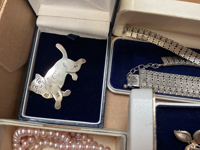 Lot 35 - Group of vintage costume and silver jewellery
