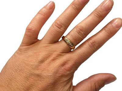 Lot 88 - 18ct gold diamond five stone ring
