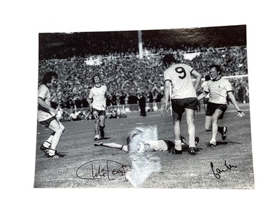 Lot 1469 - Collection of 15 Arsenal Legends hand signed pictures A4 including Charlie George, Ian Wright, Dennis Bergkamp, Cesc Fabregas, Arsene Wenger