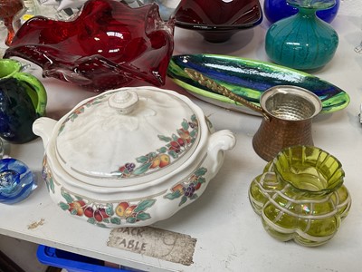 Lot 5025 - Group of glass and ceramics