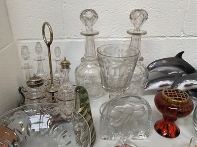 Lot 5025 - Group of glass and ceramics