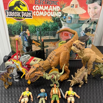 Lot 2090 - Kenner (c1993) Jurassic Park Command Compound (incomplete) with assorted action figures, Dinosaurs & vehicles, boxed (tape attached) (1)