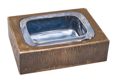 Lot 215 - *Gerald Benney CBE RDI (1930 - 2008), fine contemporary silver trinket dish / desk tidy of rectangular form with bark effect decoration, clear glass liner and velvet lined interior, the base eng...