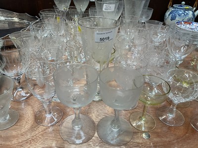 Lot 5019 - Group of glassware, including cut glass, coloured glass, etc