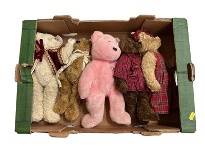 Lot 1734 - Beanie Babies Large Peace, Large Hippie, Snowboy, Quackers, Gen Let it Snow, Eve, Scotch, Tryone, etc. (30+)