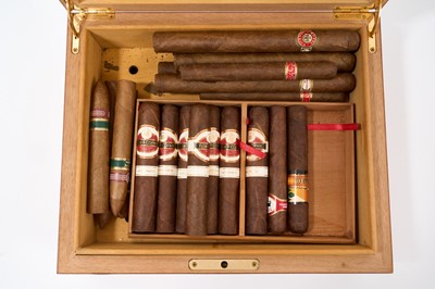 Lot 906 - Contemporary Humidif wooden cigar humidor with fitted interior