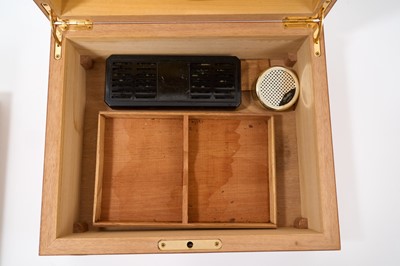 Lot 906 - Contemporary Humidif wooden cigar humidor with fitted interior