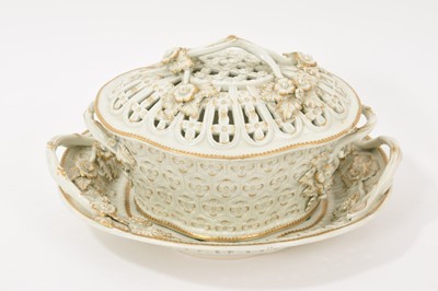 Lot 65 - Worcester chestnut basket, cover and stand, decorated in gilt, circa 1770