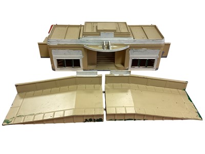 Lot 1797 - Hornby Dublo OO Gauge diecast D1 Through Station, with box (lid sides loose) plus Tri-ang OO Gauge track & accessories (1box)