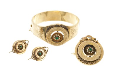 Lot 550 - Fine 19th century French Etruscan Revival gold emerald and seed pearl suite of jewellery