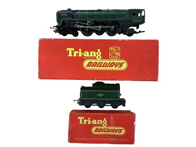Lot 1796 - Tri-ang OO Gauge BR lined green 4-6-2 Britannia locomotive, boxed R259 with tender, boxed R35 and Pullman Car No.79 brake coach, boxed R328, Mary 1st Class, boxed R228 and loose Mary, Ruth &...