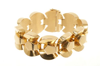 Lot 571 - 1950s French 18ct gold bracelet