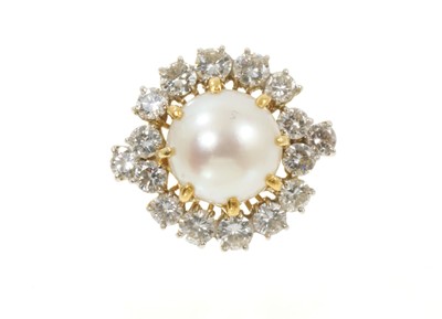 Lot 573 - Pearl and diamond cluster ring