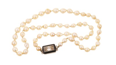 Lot 504 - Cultured pearl necklace with an Art Deco diamond and black onyx clasp