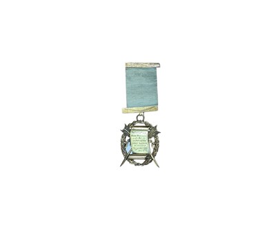 Lot 2998 - 1920's 15ct gold Masonic jewel engraved "Presented to Wor. Bro. Captain Geo. Wells by the Comrades Lodge No. 2976 Colchester November 20th 1922".