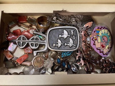 Lot 14 - Group of costume jewellery to include Norwegian Knut Paulsen brutalist bronze abstract brooch, two other similar brooches etc