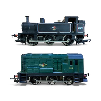 Lot 1834 - Hornby OO Gauge BR green diesel shunter 13012, BR black tank engine 47480, three other diesel locomotives 6124, D7596 & 37130, plus rolling stock, all loose (13 items)