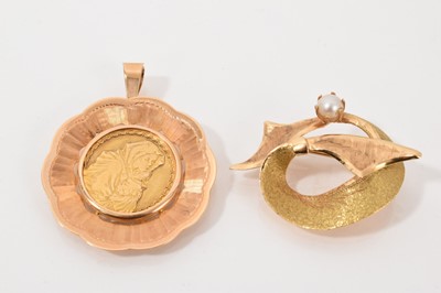 Lot 460 - European gold pendant depicting Madonna and Child, stamped 750, together with a yellow metal and cultured pearl brooch (2)