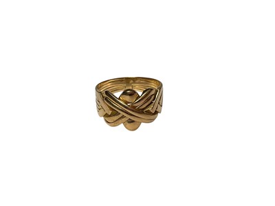 Lot 18 - 18ct gold (stamped 750) knot ring