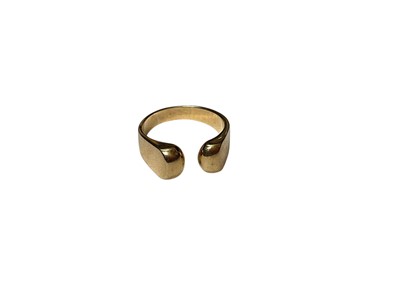 Lot 21 - 1970s 9ct gold torque ring (London 1973)