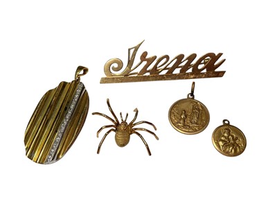 Lot 69 - Group of 18ct gold jewellery to include an oval textured pendant, 'Irena' brooch, two St. Christopher pendants and a novelty spider