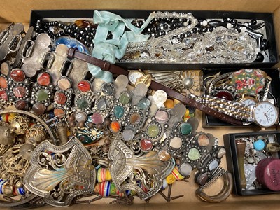 Lot 39 - Collection of vintage costume jewellery, wristwatches and bijouterie